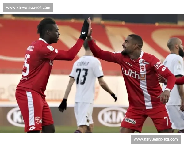 巴洛特利巴黎时装周跨界首秀 34 岁足坛传奇开启时尚新征程