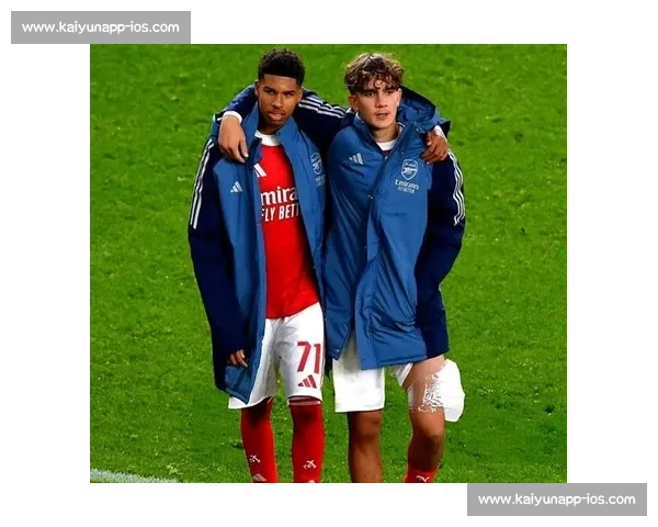 阿森纳青训新星与巴黎双雄同框:金童金球激励未来 阿森纳青训新星与巴黎双雄同框:金童金球激励未来