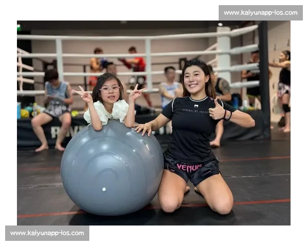 萨曼柴双连踢爆头终结!这腿法堪称泰拳暴力美学范本