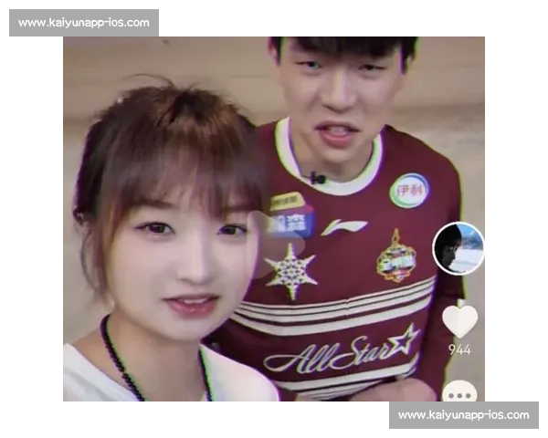 杨瀚森选秀西装暗藏甜蜜密码！疑似女友曝光，青梅竹马清纯般配